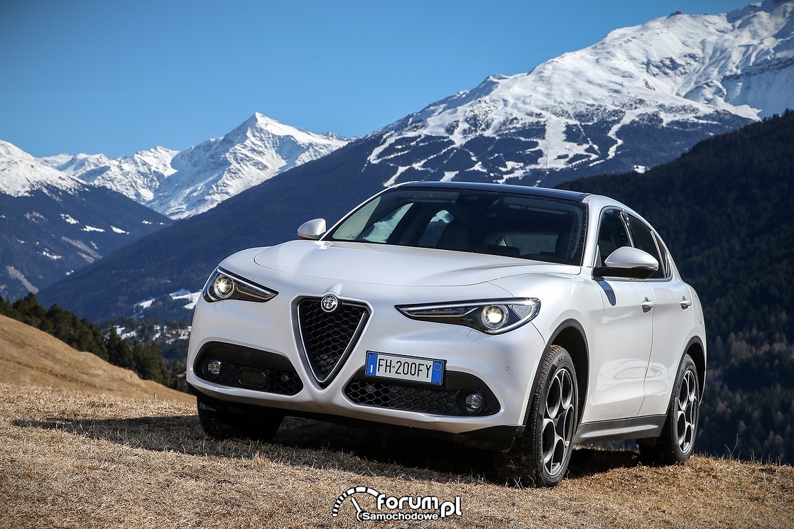 Alfa Romeo Stelvio, przód, góry, zima