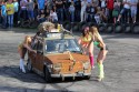 Dziewczyny myją samochód w bikini, Fiat 126p
