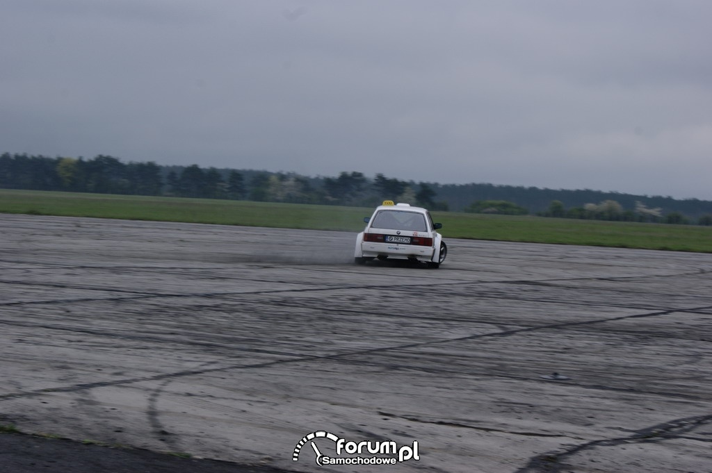 BMW E30 kombi, lotnisko, drift, 5