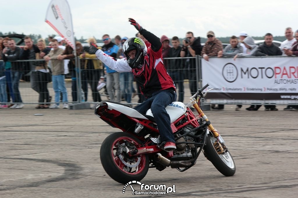 Jazda na motorze siedząc tyłem do kierunku jazdy