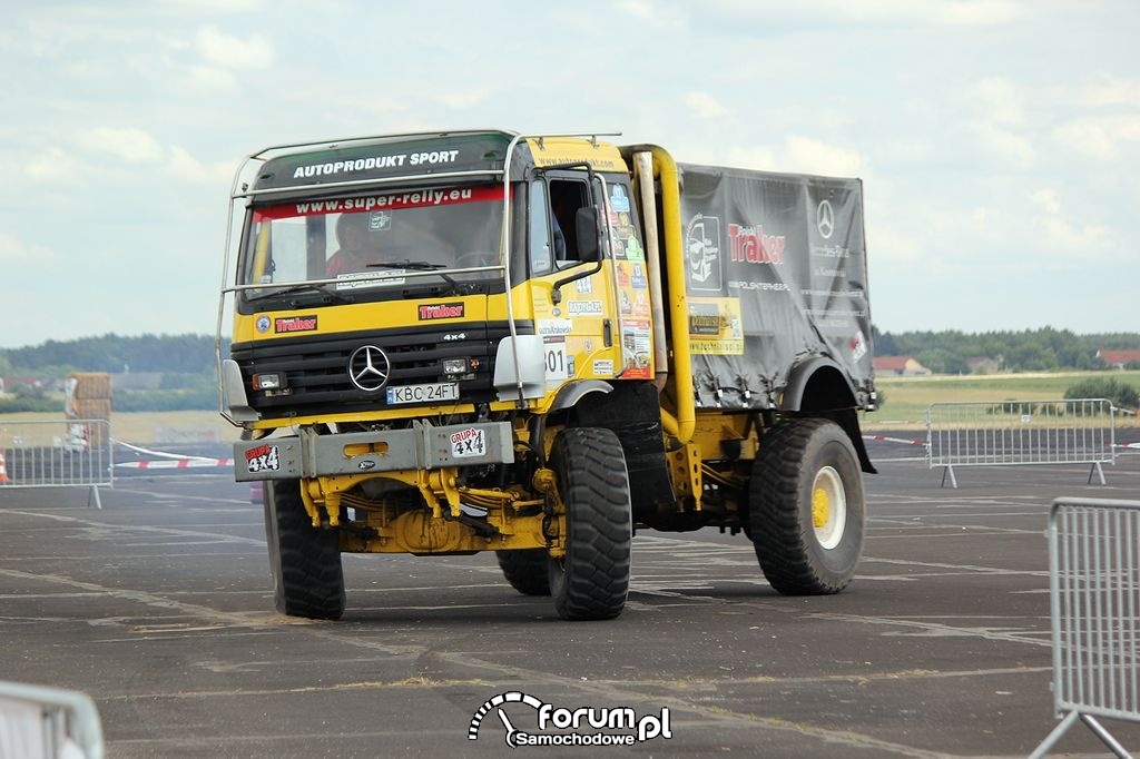 Mercedes - ciężarówka terenowa