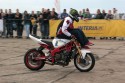 Stunt motocyklowy, jazda z nogami na kierownicy siedząc na baku