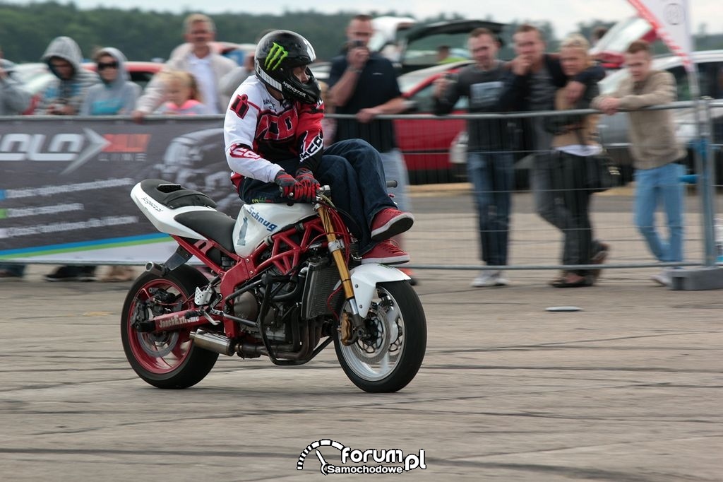 Stunt motocyklowy, jazda z nogami na kierowniku