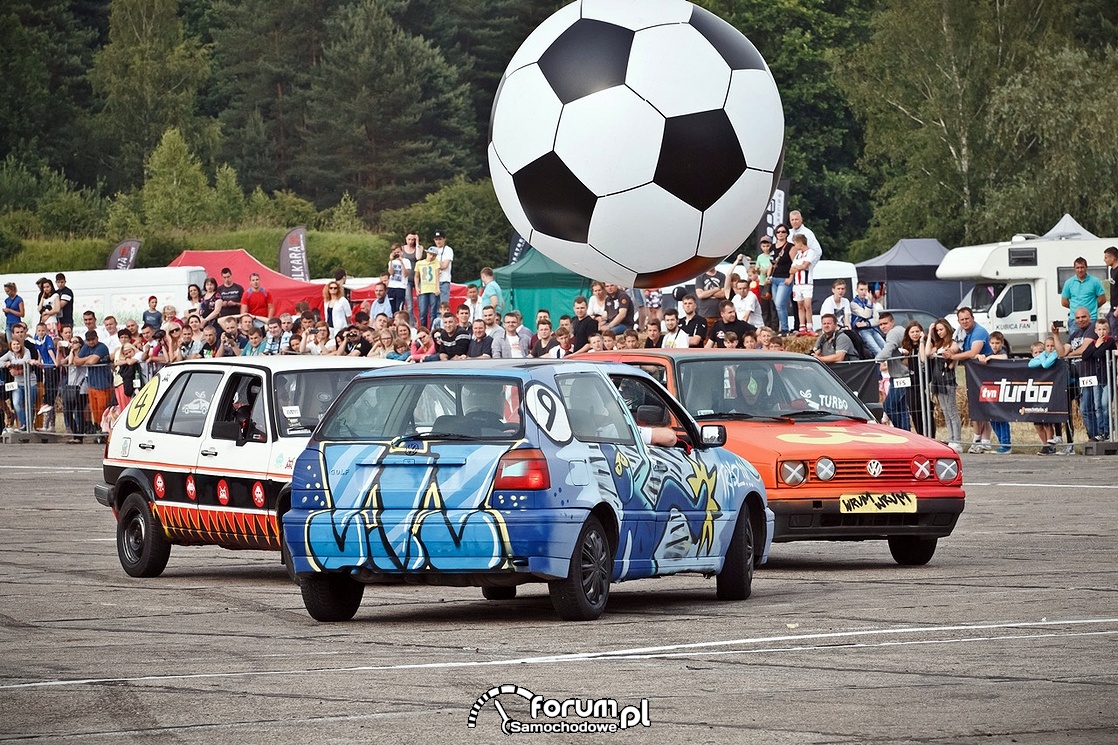 Samochodem do bramki, ogromna piłka na Automaster Show 2015