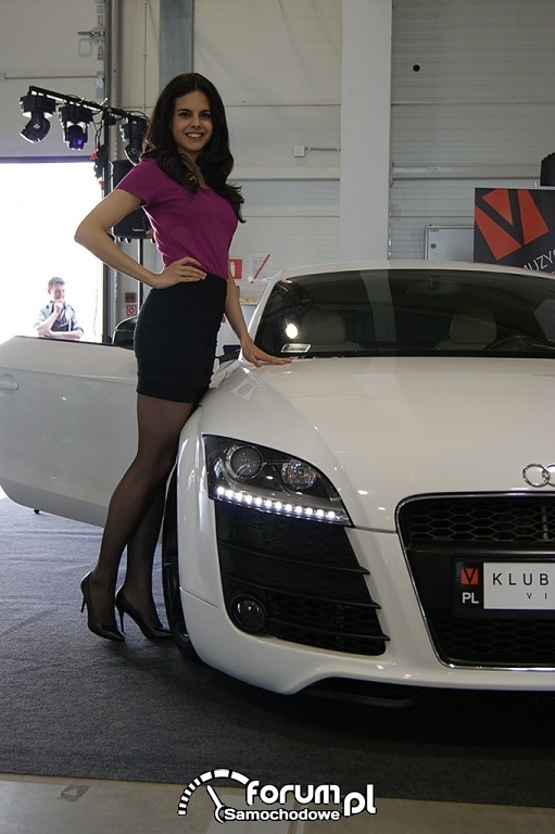 Audi TT (2011-2014) Kahn Design z grillem bez logo i przeszczepionym wyżej, hostessy, dziewczyny