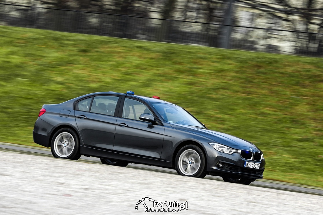 BMW 330i xDrive, nieoznakowany radiowóz