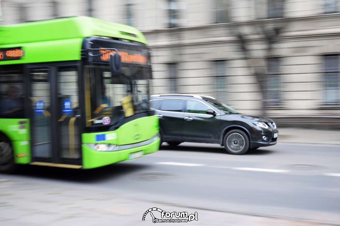 Autobus i samochód