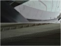 Czarne paski i kropki na krawędziach szyby samochodowej