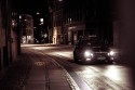 Jazda w nocy przez miasto