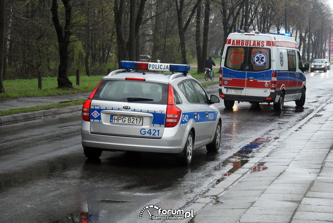 Pojazd uprzywilejowany - usuń się z drogi i ułatw przejazd