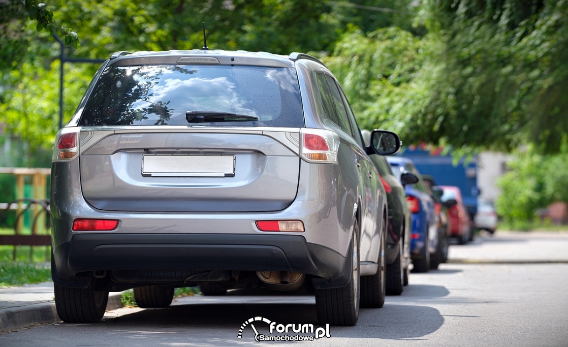 Ruch uliczny z samochodami zaparkowanymi wzdłuż ulicy parking dla pojazdów