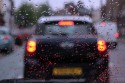 Samochód, deszcz, krople deszczu na szybie