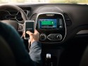Smartfon trzymany w ręku podczas jazdy samochodem