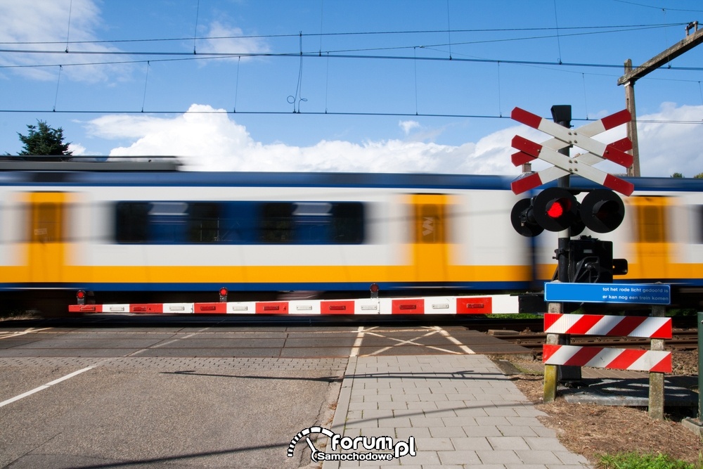 Zamknięte szlabany na przejeździe kolejowym