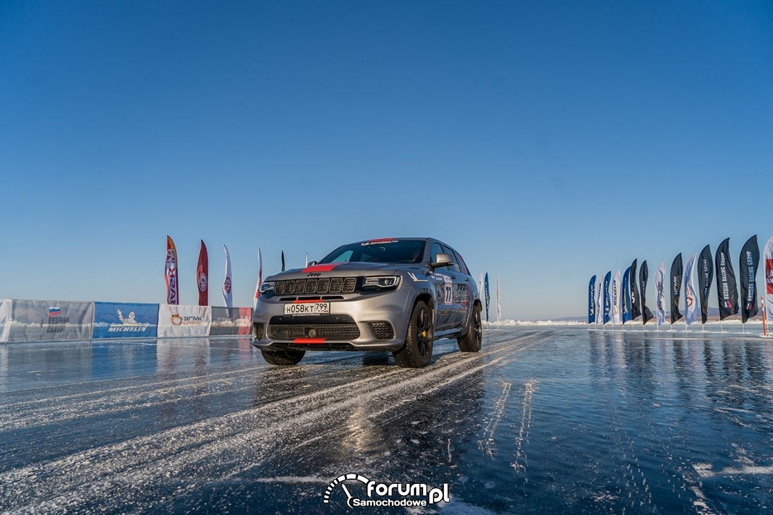 Jeep Grand Cherokee Trackhawk na lodzie