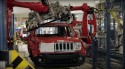 Jeep Renegade podczas montarzu szyby przedniej w fabryce FCA w Melfi