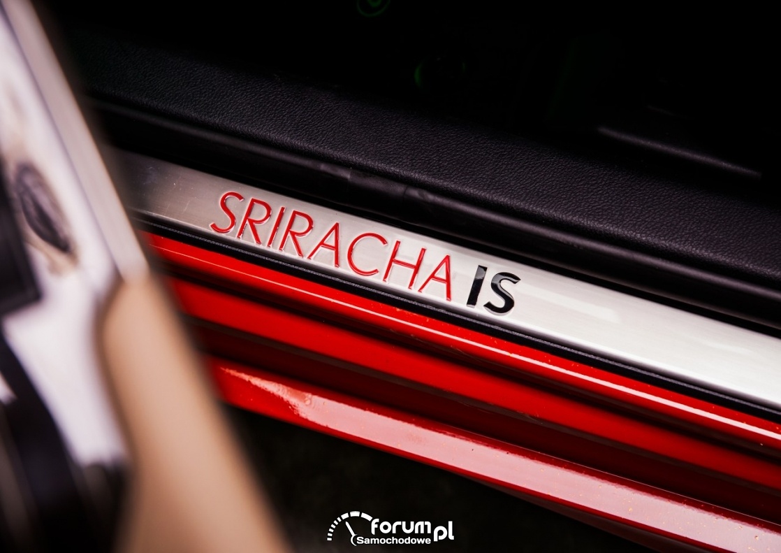 Lexus IS Sriracha Red ze złocistymi płatkami