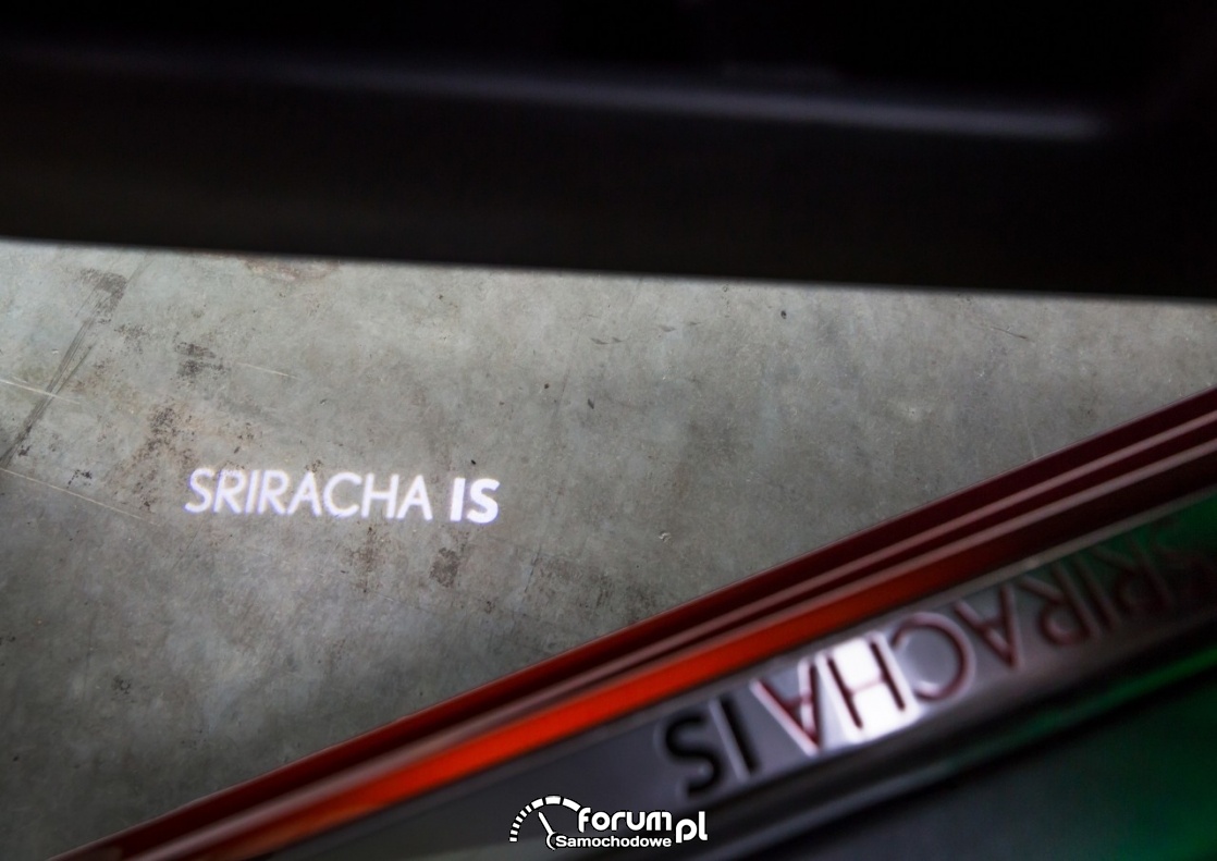 Lexus IS Sriracha, projektor logo