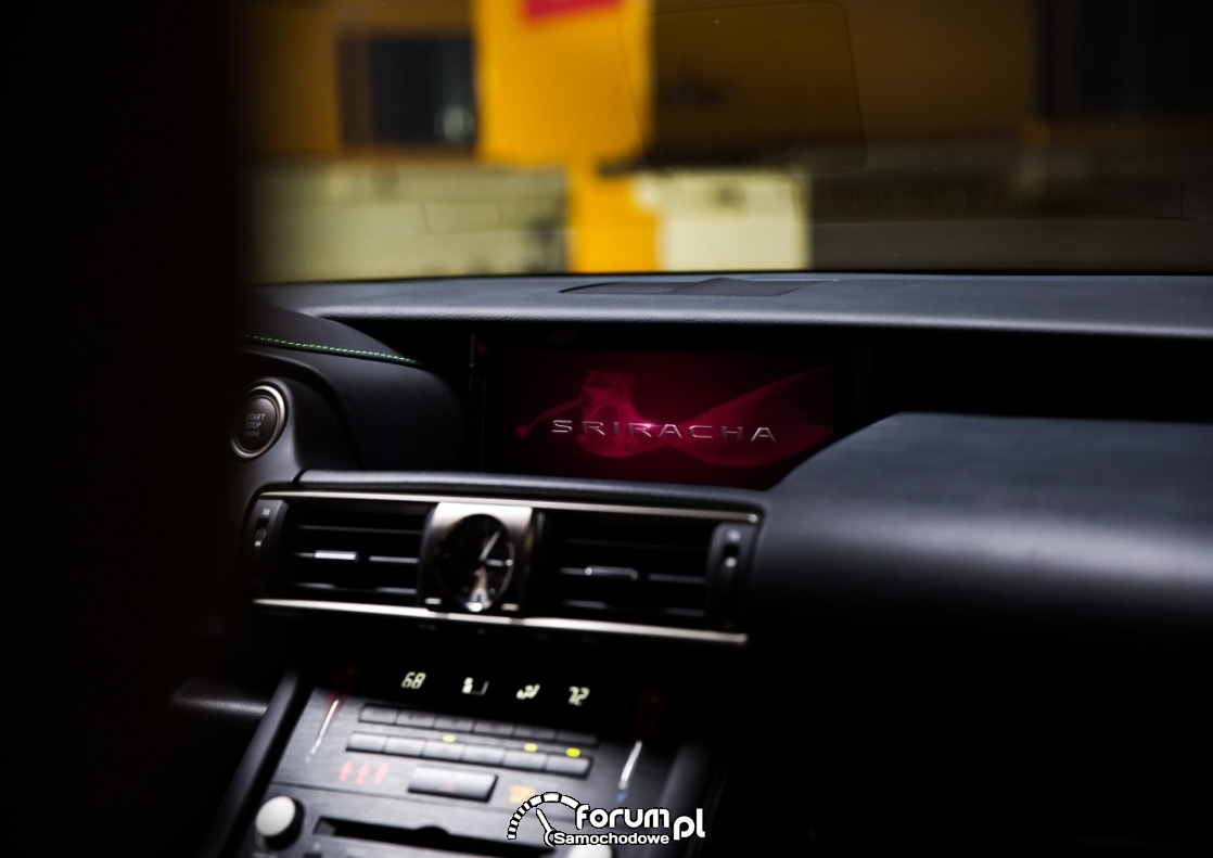 Lexus IS Sriracha, środkowy wyświetlacz LCD