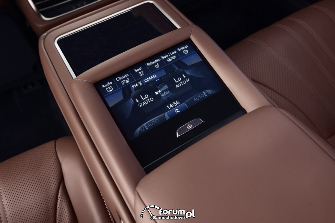 Lexus LS500h, środkowy panel sterowania funkcjami samochodu