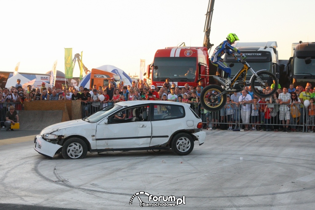 Kaskader na motorze skacze z samochodu