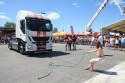 Kobiety i przeciąganie ciężarówki Iveco