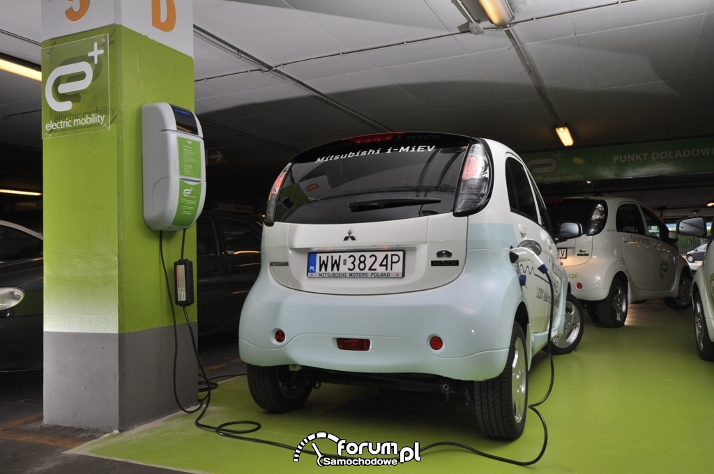 Mitsubishi I-MiEV ładowanie samochodu.