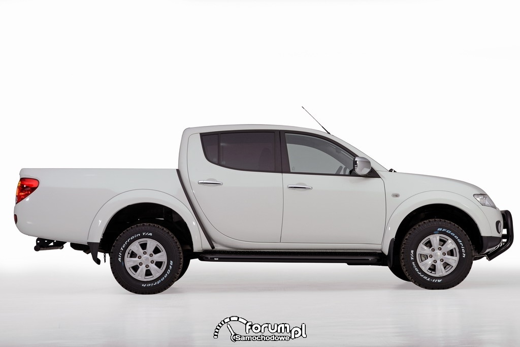 Mitsubishi L200 STORM, bok