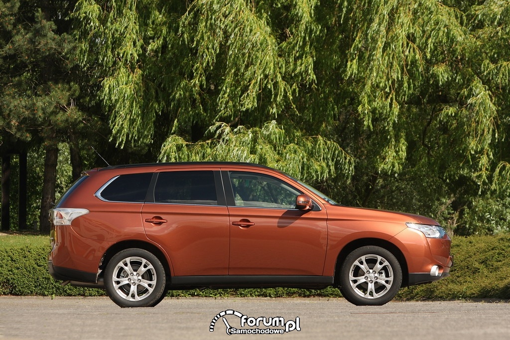 Mitsubishi Outlander 2013, bok