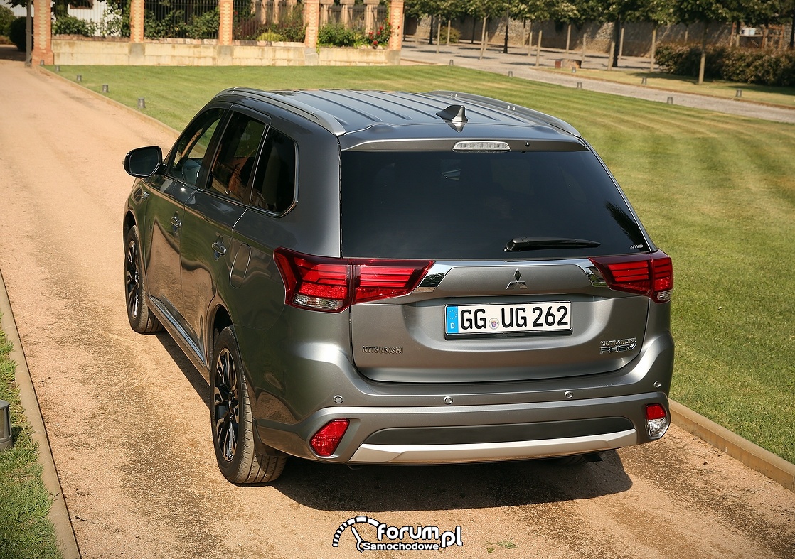 Mitsubishi Outlander PHEV, tył, 2016