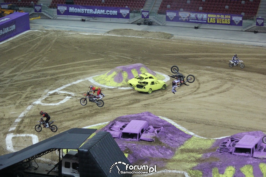 Freestyle Motocross, akrobacje w powietrzu jeden za drugim, 2