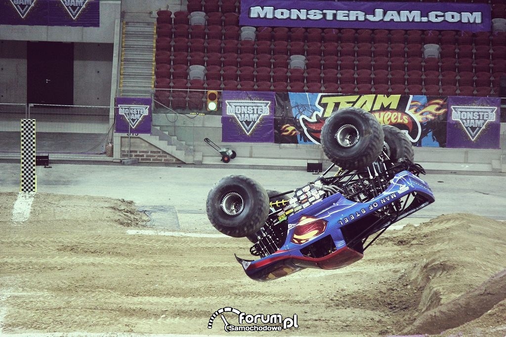 Man of Steel - Monster Truck, do góry kołami w powietrzu