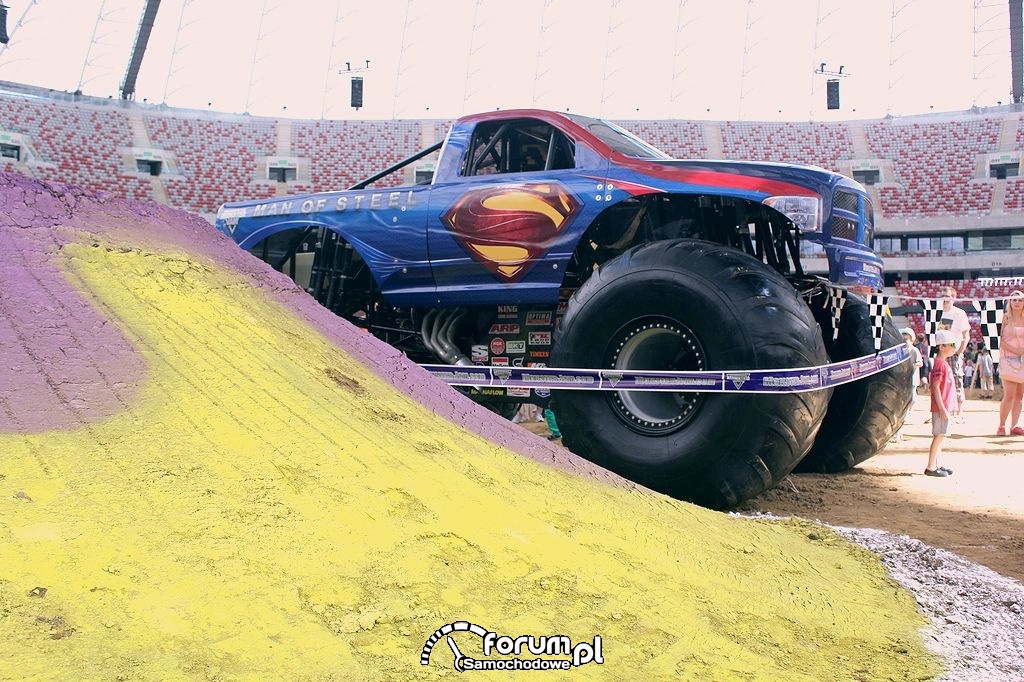 Ogromy Monster Truck, Man of Steel na Pit Party