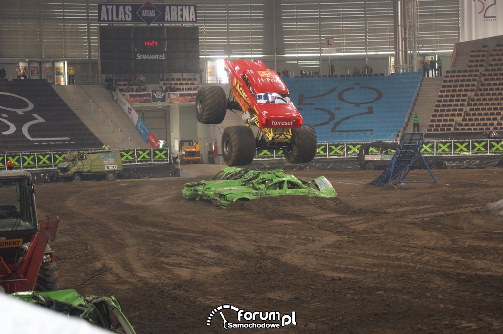 Monster Truck Raging Bull, podczas skoku