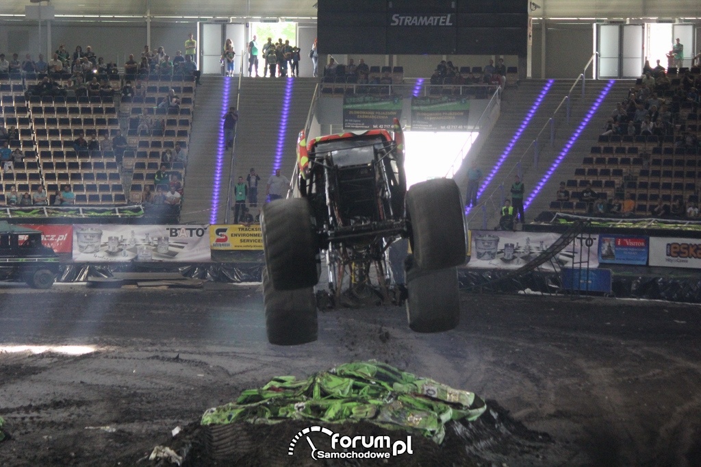 Reverse Racer - Monster Truck, podczas skoku