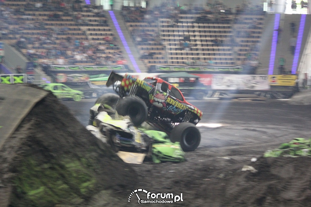 Reverse Racer - Monster Truck, przejazd po samochodach