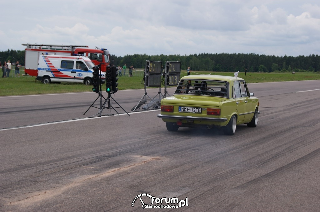 Fiat 125p, kobieta za kierownicą, 1-4 mili, 2