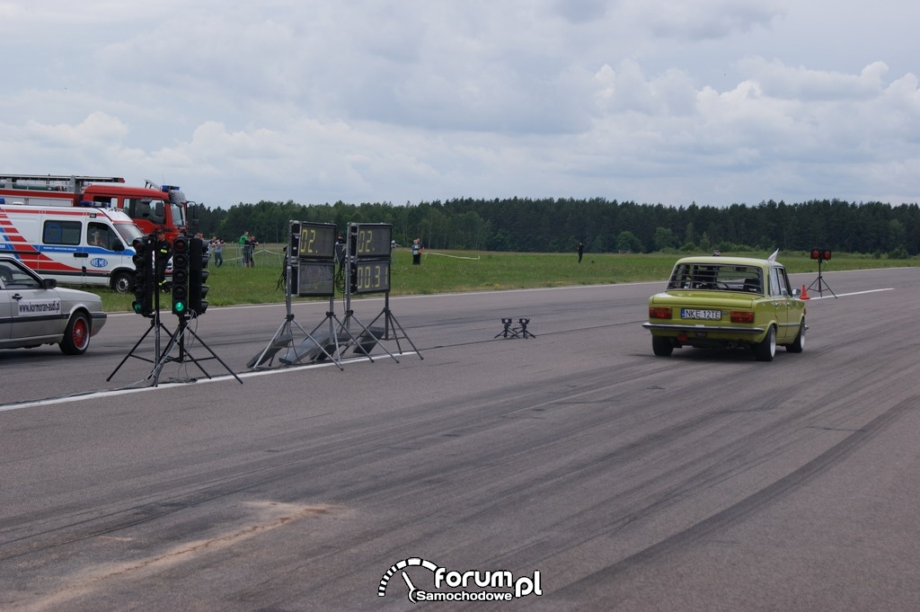 Fiat 125p, kobieta za kierownicą, 1-4 mili, 3