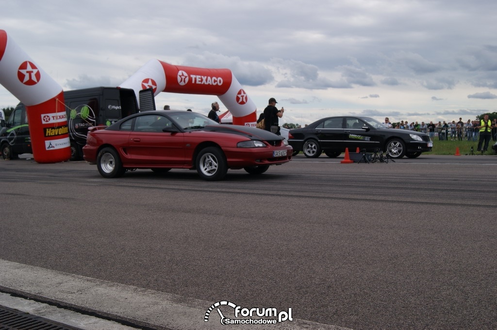 Ford Mustang vs Mercedes S Brabus 6.3 biturbo