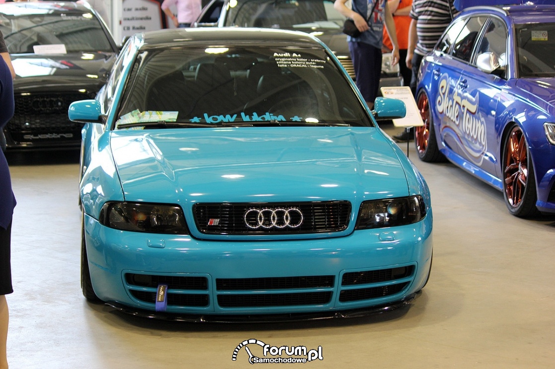 Audi A4 B5, niebieska folia, przód