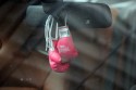 Rękawice bokserskie na lusterku w samochodzie