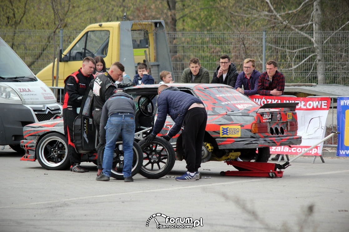 Szybka wymiana kół w samochodzie do driftu