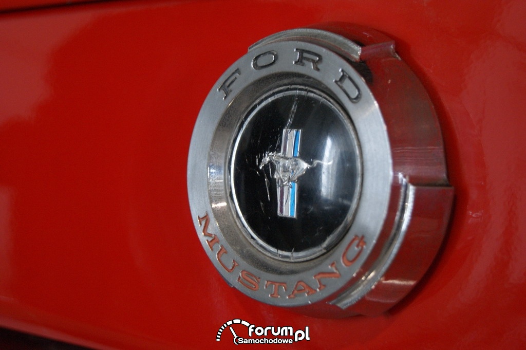 Ford Mustang, 1965 rok, logo na tylnej klapie