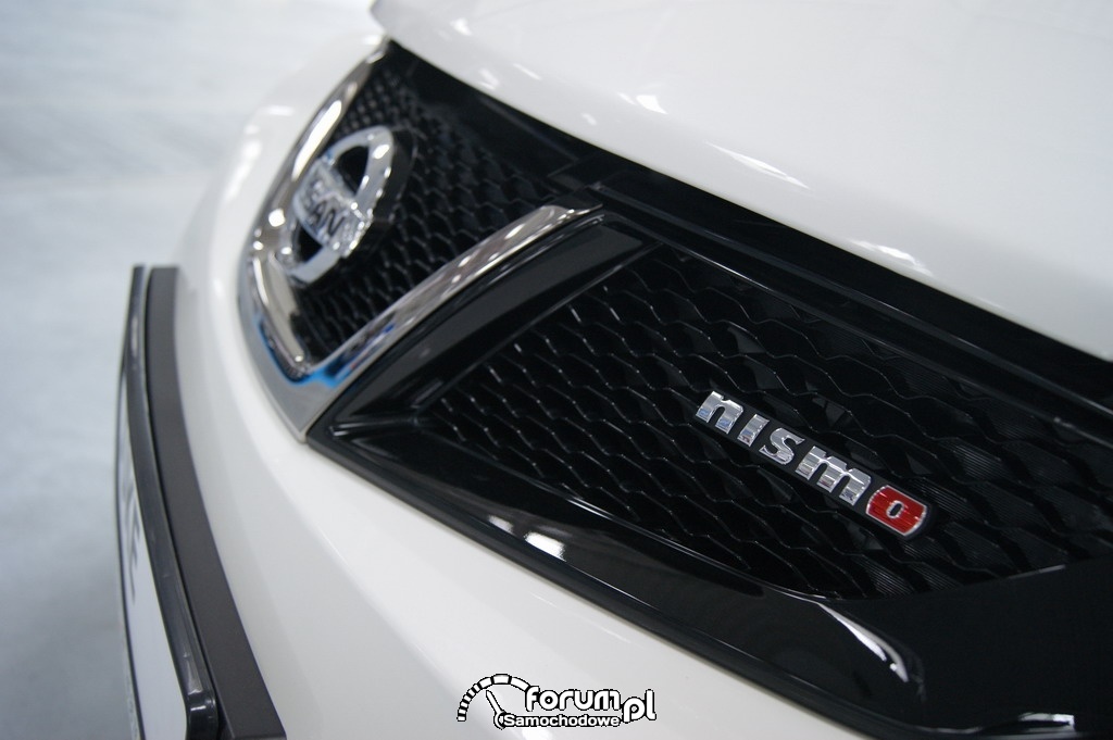 Nissan Juke Nismo, emblemat na przednim grilu