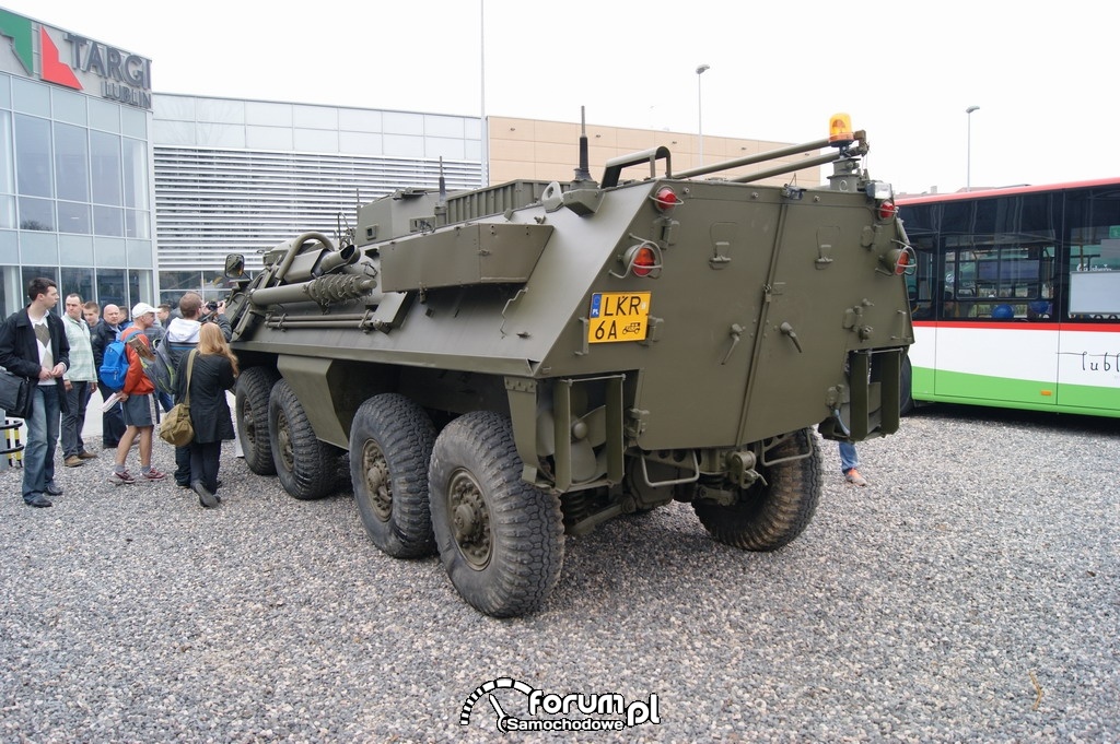 Wojskowa amfibia do transportu ludzi, tył