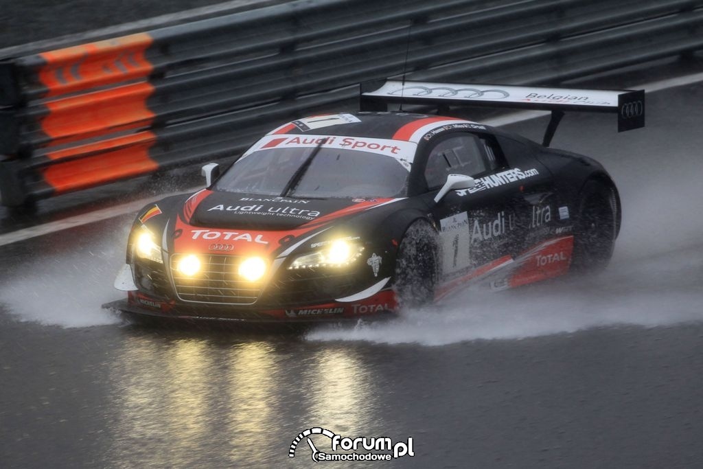 Audi R8 LMS ultra na torze w Spa w deszczu