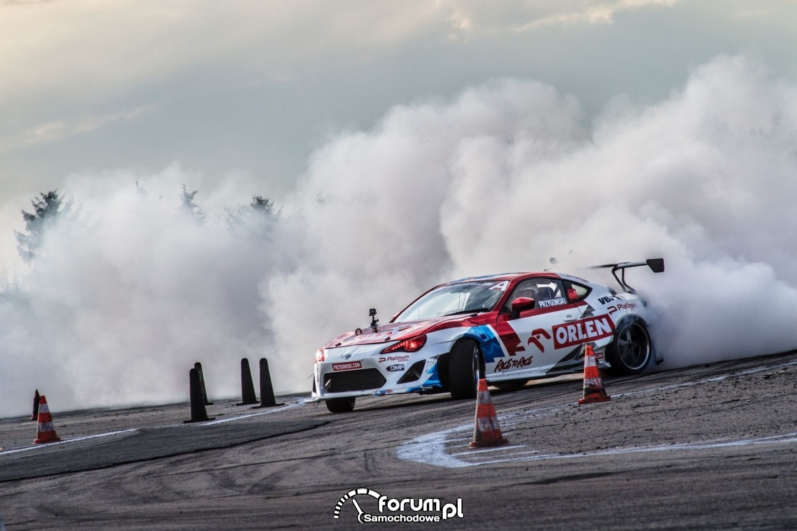 Toyota GT86, drift, kłęby dymu