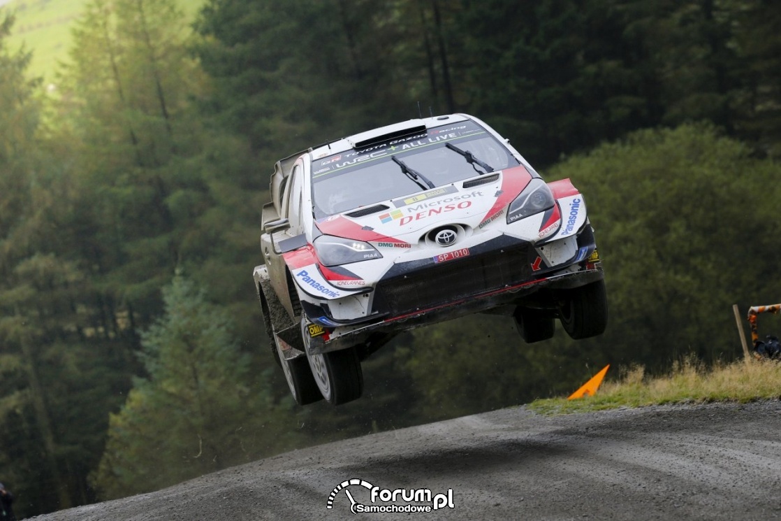 Toyota Yaris WRC, podczas skoku