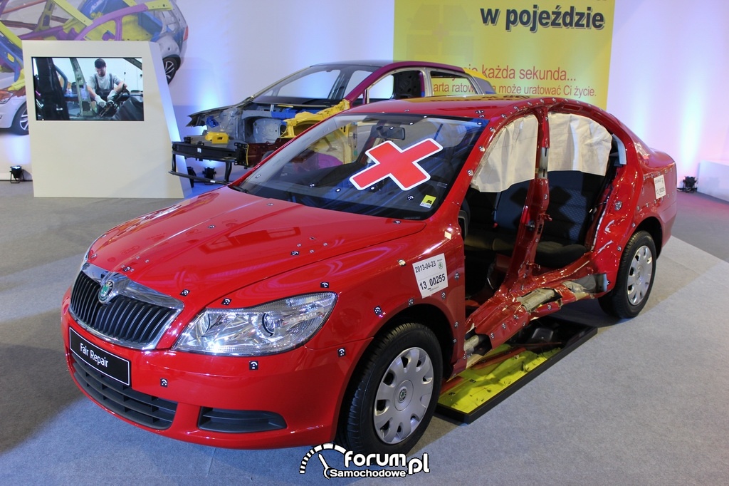 Skoda Octavia po uderzeniu w bok