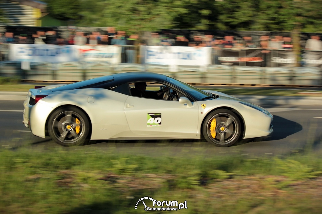 Ferrari 458 Italia, bok, żółte zaciski hamulcowe